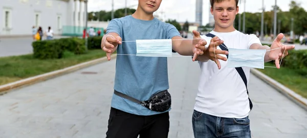 Dva Teenageři Ukazují Masku Zavřít Zdravotní Koncepce 2020 — Stock fotografie