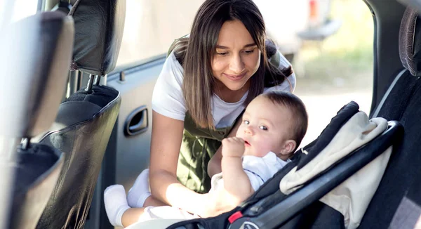 Arabada araba koltuğunda küçük bir bebek. Düzgün ateş ettim. Çocuk kameraya bakıyor..