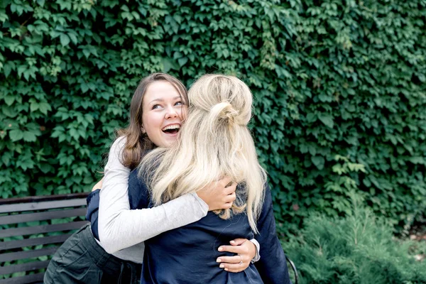 Están Discutiendo Algo Gracioso Ríen Son Felices —  Fotos de Stock