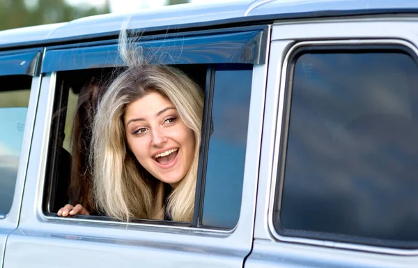 Chica Feliz Mira Por Ventana Del Coche Ella Está Feliz — Foto de Stock