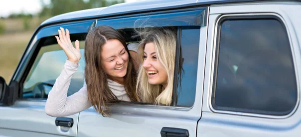 Chica Feliz Mira Por Ventana Del Coche Ella Está Feliz — Foto de Stock