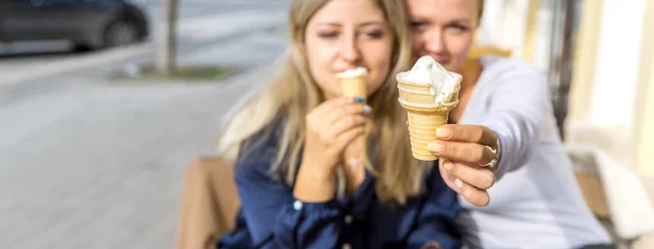 Deux jeunes filles mangeant de la crème glacée. — Photo