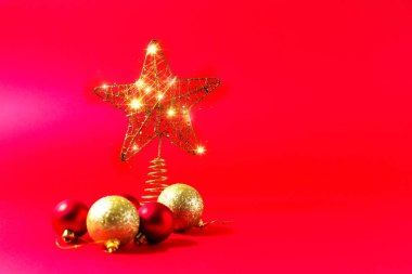 Kırmızı arka planda Noel süslemeleri. Bir tebrik bayrağı..