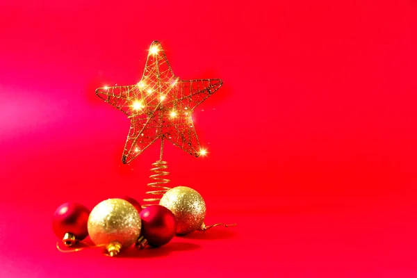 Kırmızı arka planda Noel süslemeleri. Bir tebrik bayrağı..
