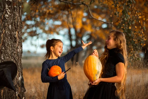 Dos adolescentes preparan calabazas naranjas para Halloween. — Foto de Stock