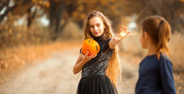 Dos adolescentes preparan calabazas naranjas para Halloween. — Foto de Stock