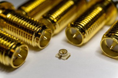 Kısmi odak beyazı ve SMA arka planında simetrik hizalanmış altın kaplama UFL hassas radyo bağlantısı