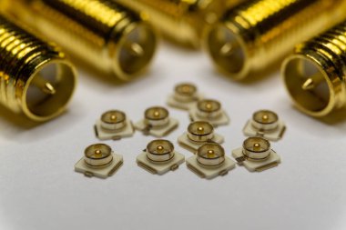 Kısmi odak beyazı ve SMA arka planında simetrik hizalanmış altın kaplama UFL hassas radyo bağlantısı