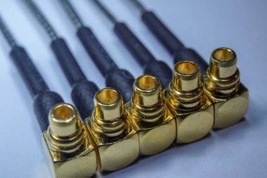 Yakın plan altın kaplama yüksek hassasiyetli MMCX modern radyo ağı iletişim örgüsü at kuyruğu elektronik bileşeni