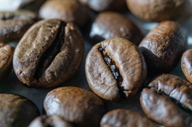 Soyut makro çok yüksek detay, birden fazla kavrulmuş kahve çekirdeğinin yüksek kontrastlı yakın çekimi. Harika duvar kâğıdı