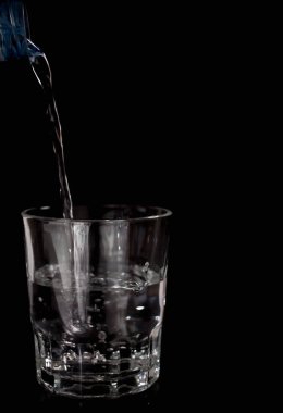 kristal bardak suyla dolduruluyor