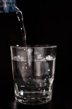 kristal bardak suyla dolduruluyor