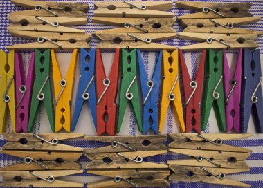 Tablo renkli clothespins dönüştürün