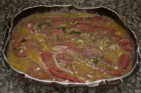 Carne cruda con spezie in una ciotola — Foto Stock