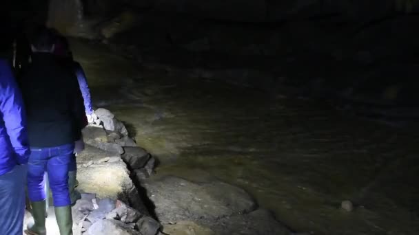 Turistas Caverna Cernica Eslovênia Rio Undergraund Caverna Gruta Escuro Pessoas — Vídeo de Stock