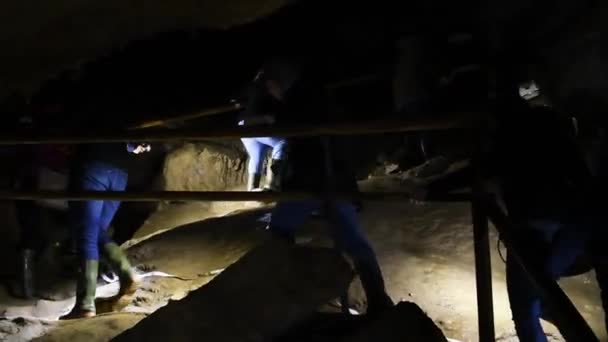 Turistas Caverna Cernica Eslovênia Rio Subterrâneo Caverna Gruta Escuro Pessoas — Vídeo de Stock