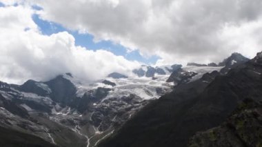 Güzel dağ manzarasının havadan görünüşü