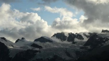 Kışın karlı dağların güzel manzarası