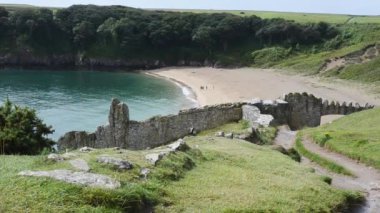 Deniz kıyısındaki ortaçağ şatosu harabeleri