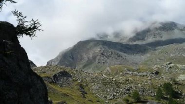 Sis içindeki dağların zaman aralığı