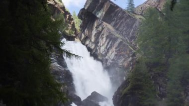 Gran Paradiso Ulusal Parkı Lillaz şelalesi, İtalya, 