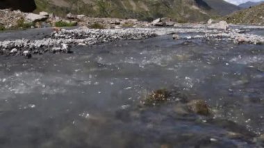 Güneşli bir günde su dağı deresi