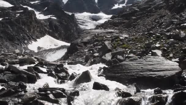 Schöner Wasserfall Mit Steinen Den Bergen — Stockvideo