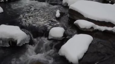 Kış mevsiminde dağ şelalesi