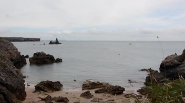 Dalgalı güzel kayalık deniz plajı 