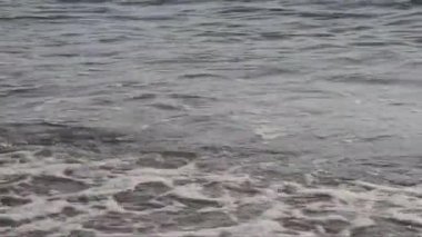 Kumsalda deniz ya da okyanus dalgaları