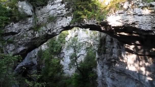 Łuk Skalny Rakov Kocjan Park Krajobrazowy Most Jaskinia Otoczenie Malowniczy — Wideo stockowe