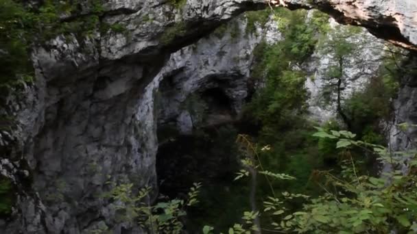 Łuk Skalny Rakov Kocjan Park Krajobrazowy Most Jaskinia Otoczenie Malowniczy — Wideo stockowe