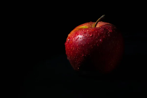 Jabłko Czarnym Tle — Zdjęcie stockowe