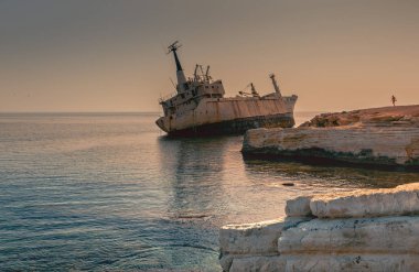 Terkedilmiş gemi Edro III Kıbrıs beach yakınındaki.