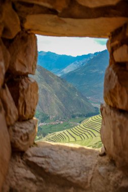 Tarım Terasları Kutsal Vadi, Cuzco, Peru 'daki Pisac şehrinin kalıntılarındaki Antik İnka Kalesi' nin penceresinden içeri girdi.