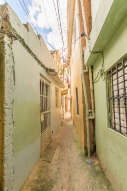 İki Küçük Bina Arasındaki Sokak Koridoru