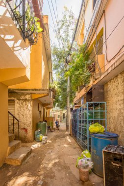 İki Küçük Bina Arasındaki Sokak Koridoru