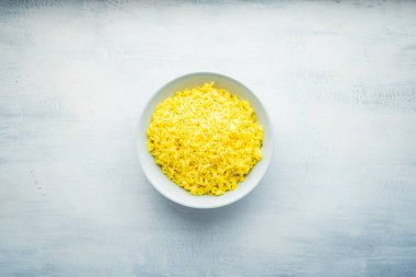 Hint Yemeği: Beyaz Arkaplanda Sarı Turmerik Pirinç Kasesi