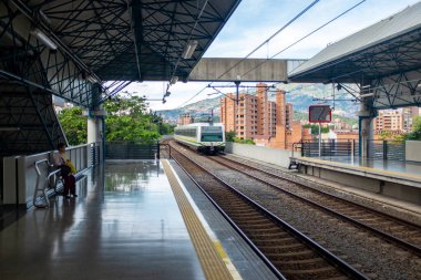 Modern ve şık Santa Luca Metro İstasyonu Turuncu Hat 'tan geçiyor. 