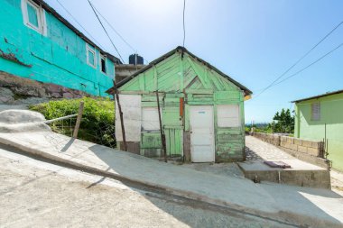 Küçük Evleri Olan Mahalleler Arasındaki Kirli Yol