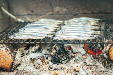 Caplin (Mallotus villosus), Izgaradaki Birkaç Küçük Balık