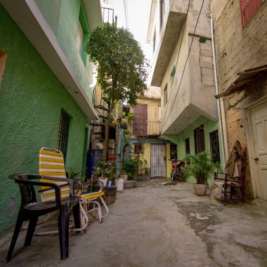 Dış merdiveni olan çok katlı daireler arasındaki koridoru daralt.