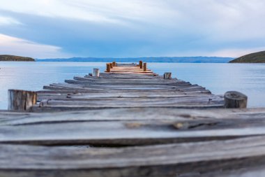Bolivya 'daki Titikaka Gölü' nün ortasındaki Resimli Rüya Gibi Güneş Adası 'ndaki (Isla Del Sol) Ağaç Güvertesi' nde.