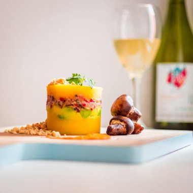 Peru Dish, Causa Limea ve yanında da bir kadeh şarap. 