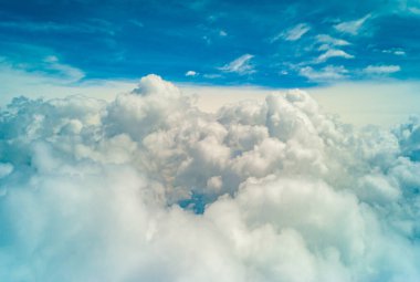 Atomosferdeki çarpıcı Bulutlu Mavi Gökyüzü