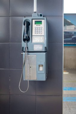 Bir taşıma istasyonundaki ankesörlü telefon.