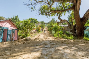 Küçük Evleri Olan Mahalleler Arasındaki Kirli Yol