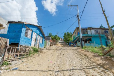 Küçük Evleri Olan Mahalleler Arasındaki Kirli Yol
