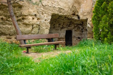 Zaragoza, İspanya 'daki Yoksul & Eski Yeraltı Evleri' nden Rustic Park Bench