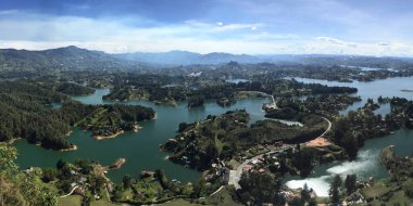 Taşın Panoramik Manzarası, Guatap Peol ve Küçük Tepeler 'in Yamaçları.. 